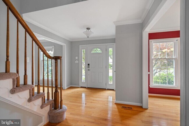 Building Photo - 8527 Silverview Dr
