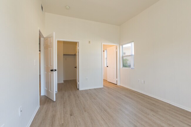 Building Photo - 12946 Valleyheart Dr