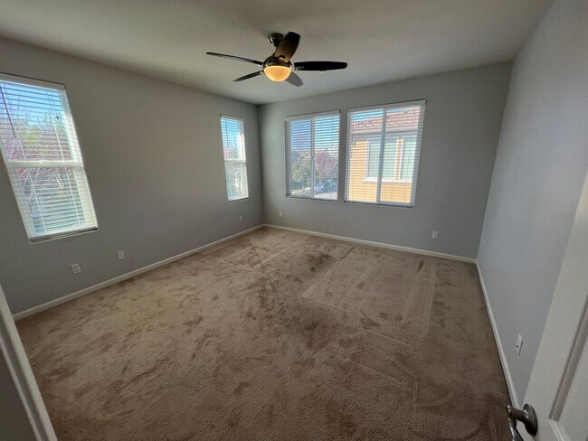 Building Photo - 3 Bedroom | 2.5 Bathroom | Sun Dance Lake ...
