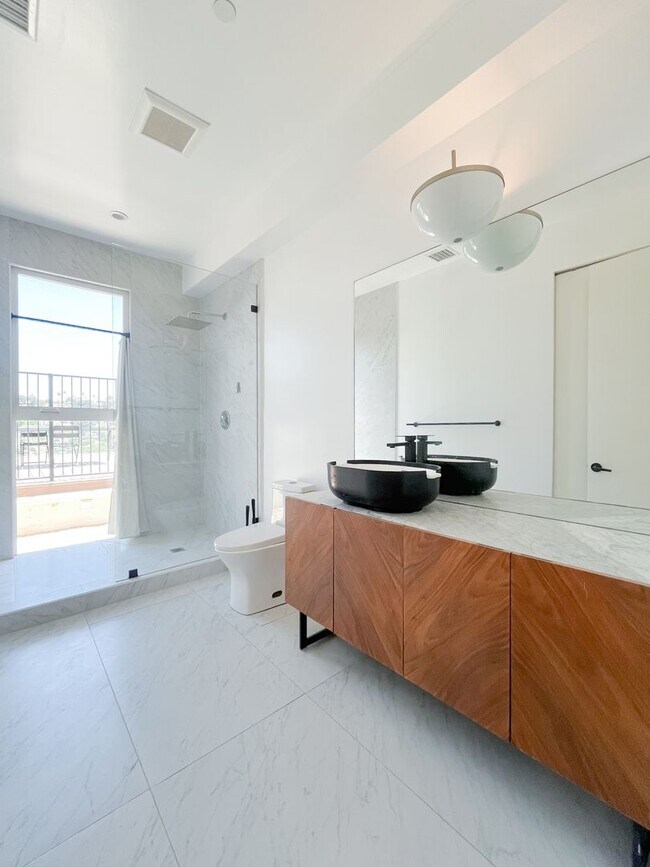 Building Photo - 4459 W Rose Hill Dr