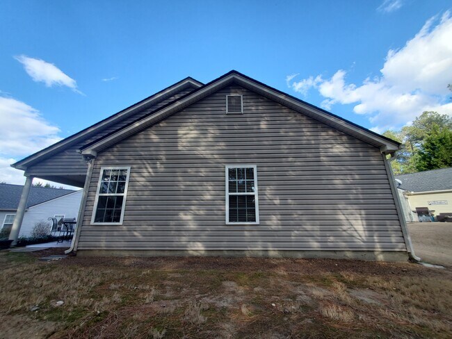 Building Photo - 401 Redwood Trail