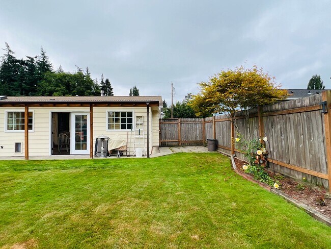 Building Photo - Beautiful yard, 3 bedroom 1 bath rambler i...