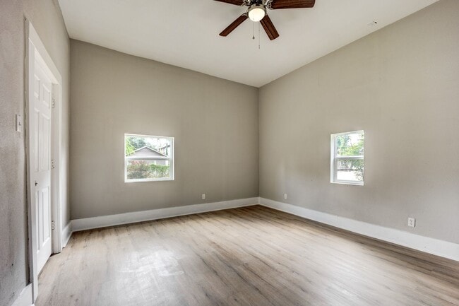 Building Photo - Freshly Updated 2 Bedroom House
