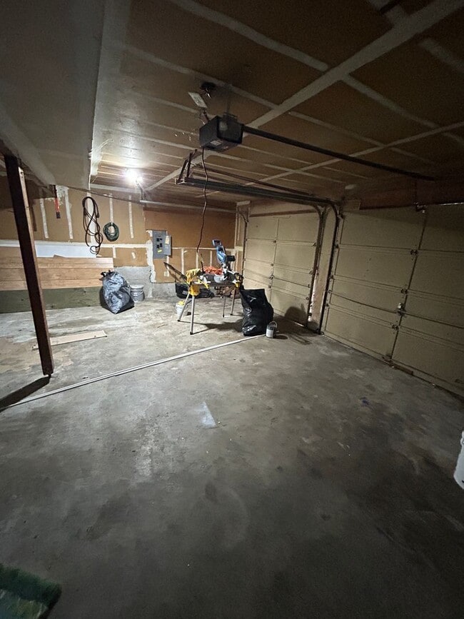 Building Photo - Renovated 3 Bed, 2.5 bath home w/2-car gar...