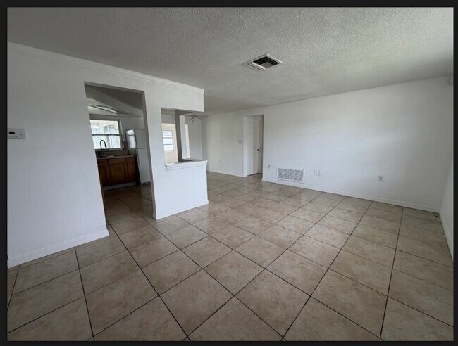 Building Photo - Fantastic 3-bedroom, 1-bath single family home with fenced in yard in Port Richey