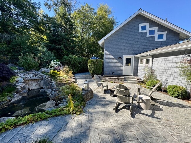 Building Photo - This gorgeous Bainbridge home is available starting mid July