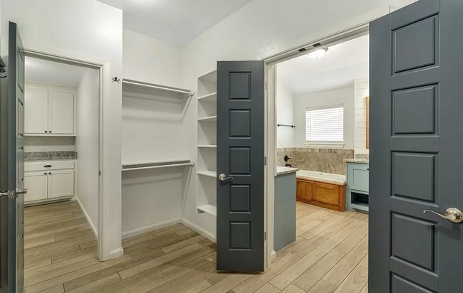 Building Photo - Stunning 3BD/2.5BTH Home in Mustang