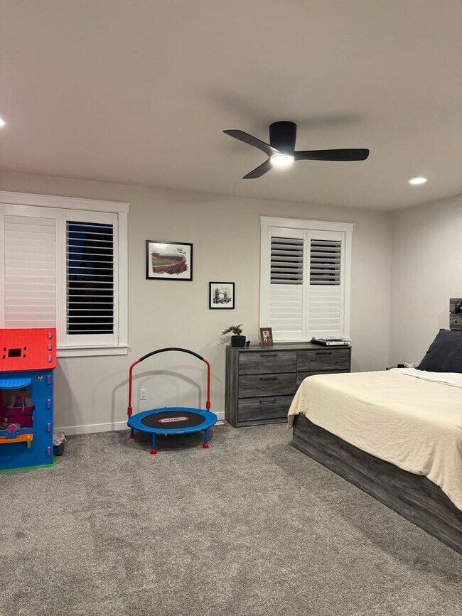 Building Photo - Beautiful Home with lots of upgrades.... A...