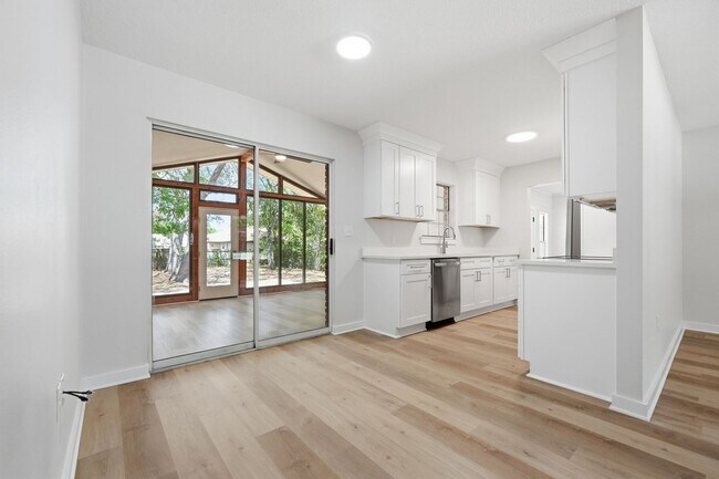 Building Photo - All Brick Home & Large Yard in Niceville!