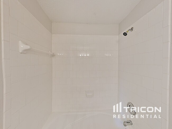 Building Photo - 704 River Run Dr