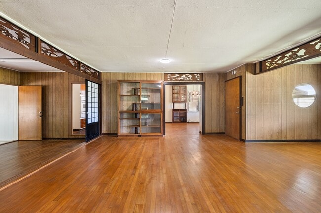 Building Photo - 3 Bed / 1.5 Bath house with carport Parking.
