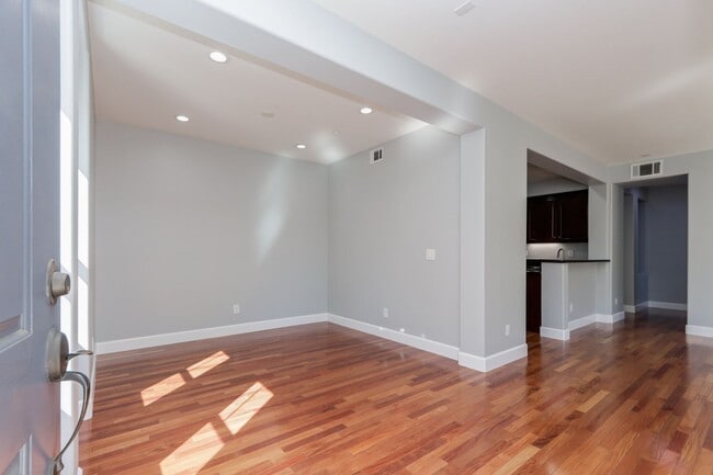 Building Photo - 3 Bed / 2.5 Bath beautiful end unit townhome with tons of upgrades. YouTube Tour!!