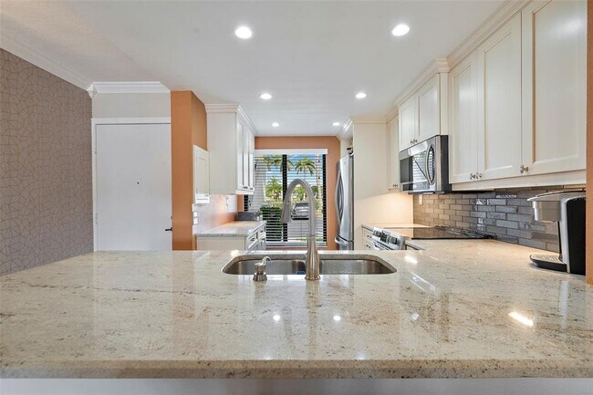 Building Photo - 6277 Bahia Del Mar Blvd S