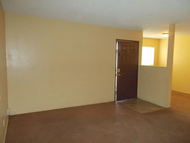 Building Photo - 2 Bedroom 1 Bath Upstairs Unit - Move in Ready