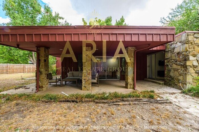 Building Photo - Unique 3 bed/2 bath Property with HUGE Bon...
