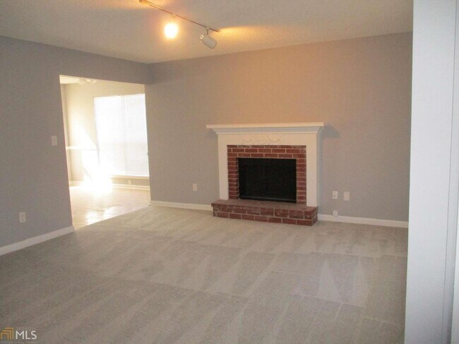 Building Photo - 2255 Ramblewood Cir