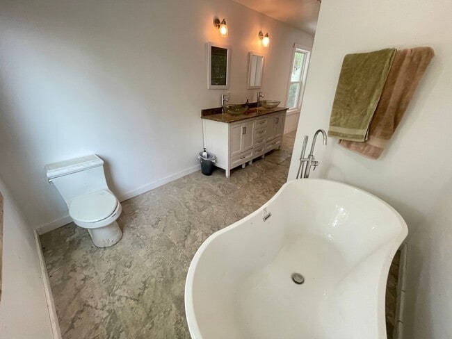Building Photo - Big and Beautiful House with attached 1br ...