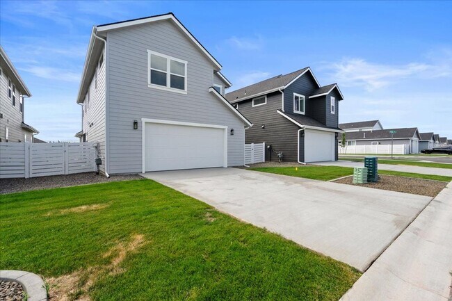 Building Photo - Spacious 4-Bedroom Home with Modern Comforts
