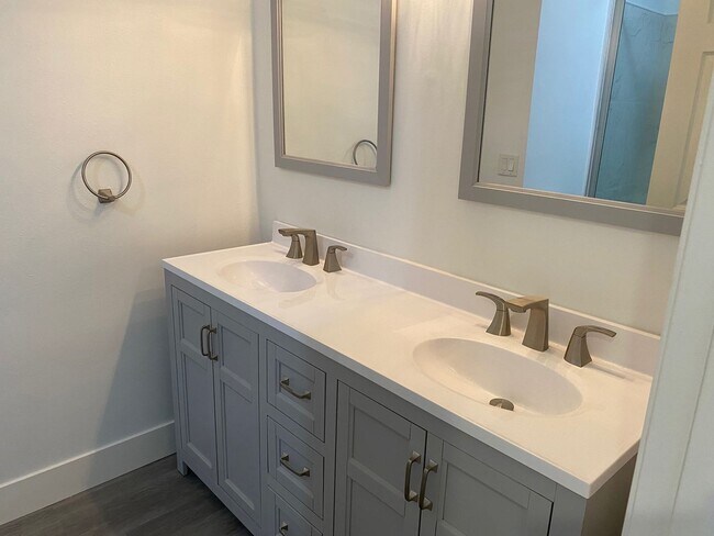 Building Photo - East Lancaster 4+2