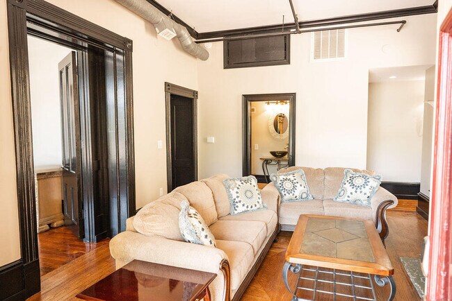 Building Photo - 275 S Limestone