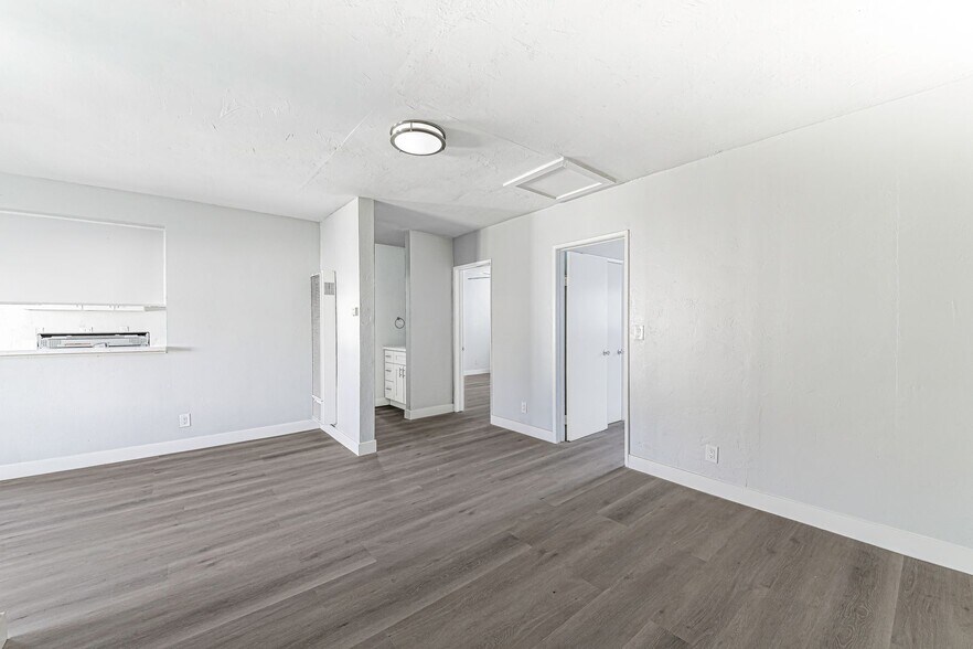 Building Photo - 811 Gardenia Ave