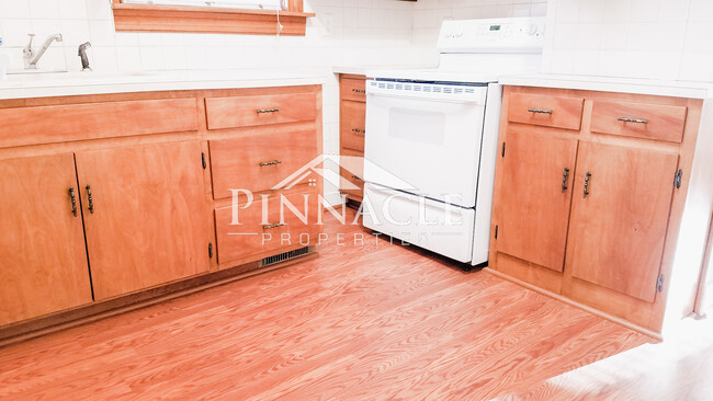 Kitchen - 715 Euclid Ave