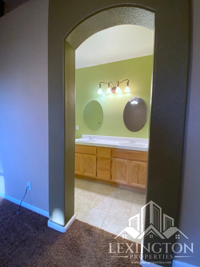 Building Photo - Beautiful, Spacious, 3-Bed 2-Bath Home available in Roseville!