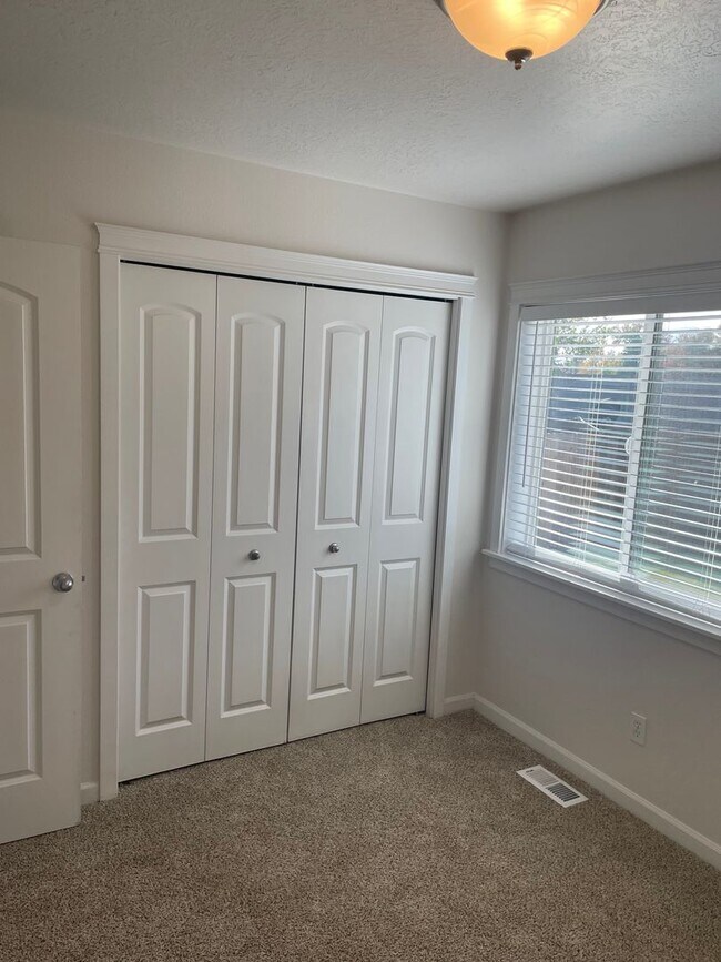 Building Photo - 2 bed 2 bath + Bonus Room Duplex in Northeast Salem!