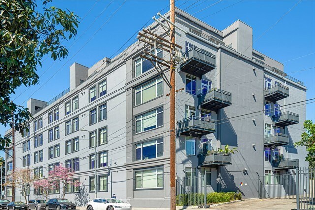 Building Photo - 825 E 4th St