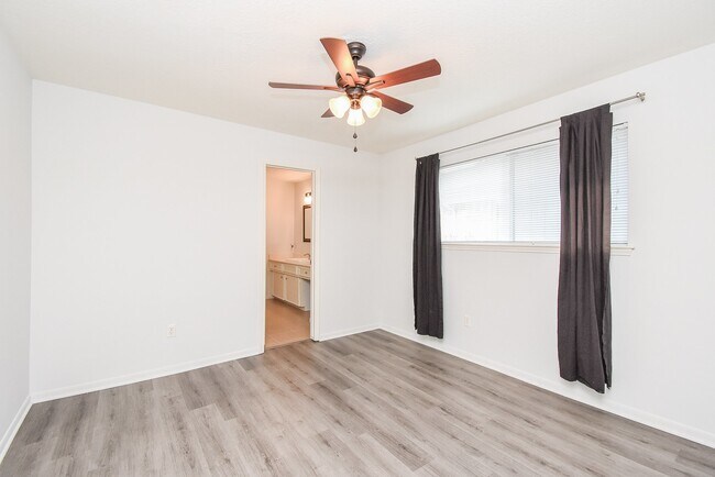 Building Photo - 22743 Red River Dr