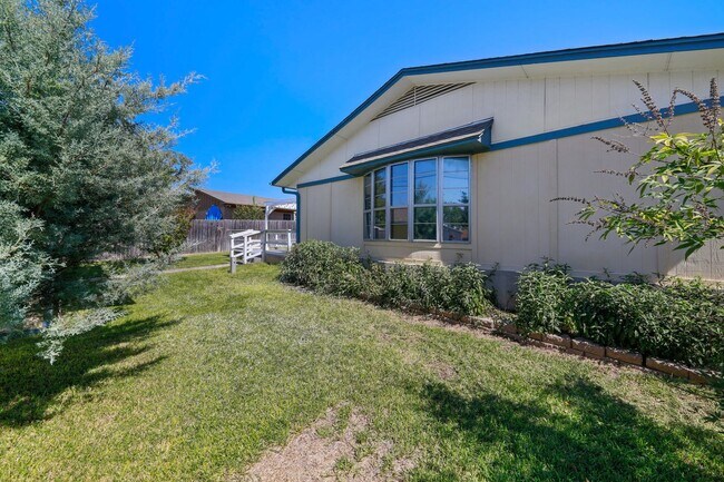 Building Photo - Available NOW!!!! Renovated Kitchen and Ba...