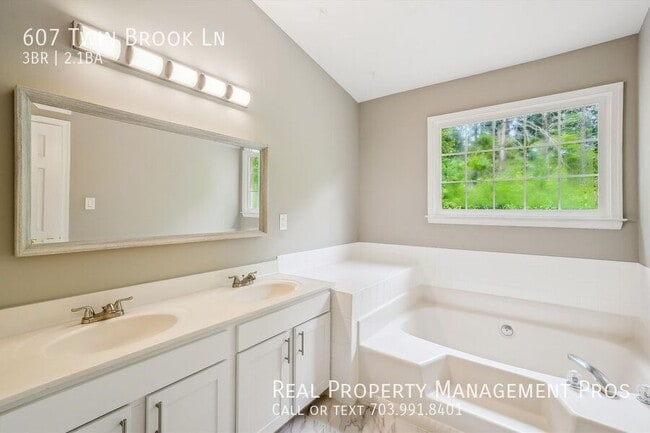 Building Photo - 607 Twin Brook Ln