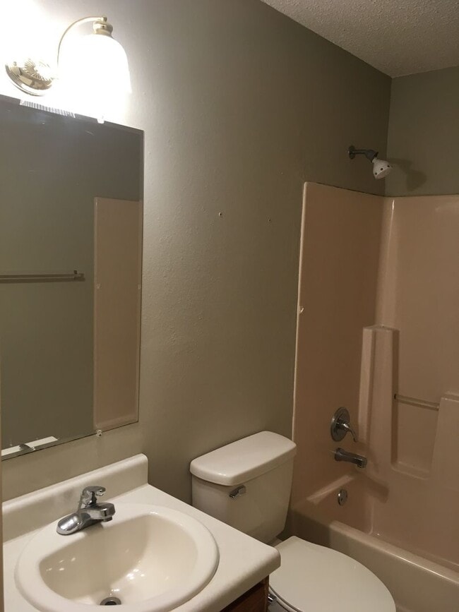 Building Photo - 404 Valley Dr