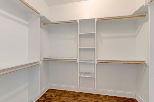 Building Photo - AVAILABLE NOW!