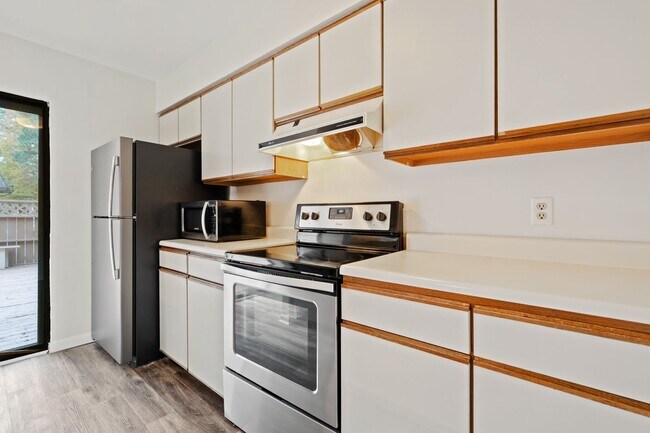 Building Photo - GREAT LOCATION!!! Large 2bedrm - Mins to U...