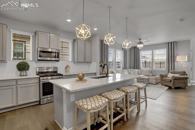 Building Photo - Beautiful and Newer 3 Bedroom Townhome in ...