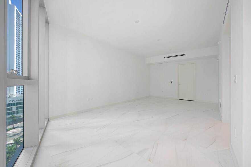 Building Photo - 300 Biscayne Boulevard Way