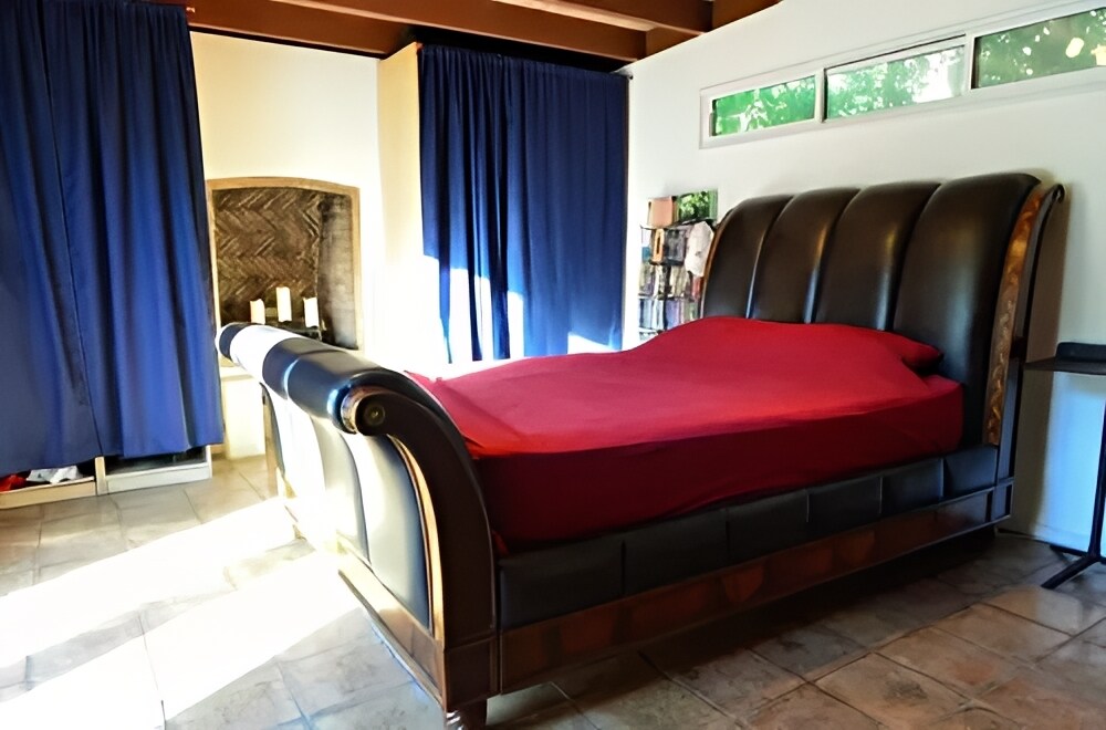 master bedroom - 2366 Nichols Canyon Rd