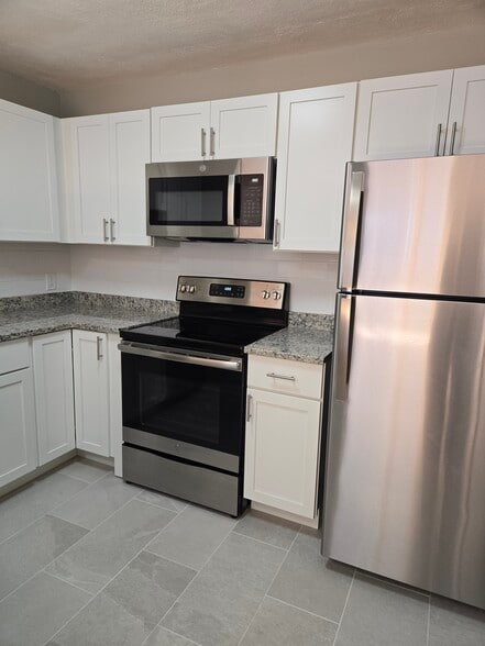 Primary Photo - 268 Grove St