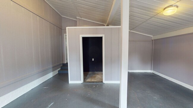 Building Photo - $500 OFF First Month's Rent! 3 Bedrooms wi...