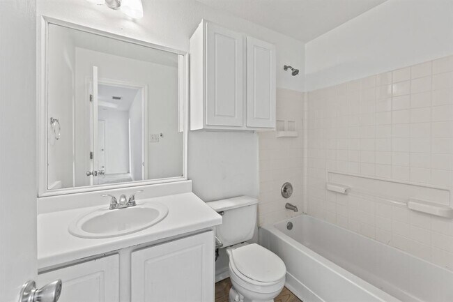 Building Photo - 722 Lavaca Loop
