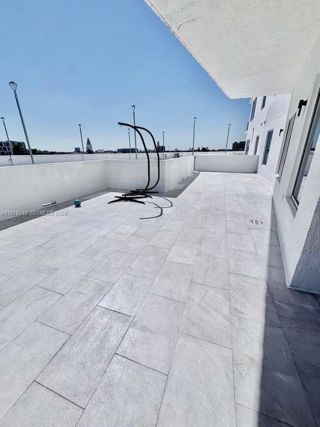 Building Photo - 10 SW South River Dr