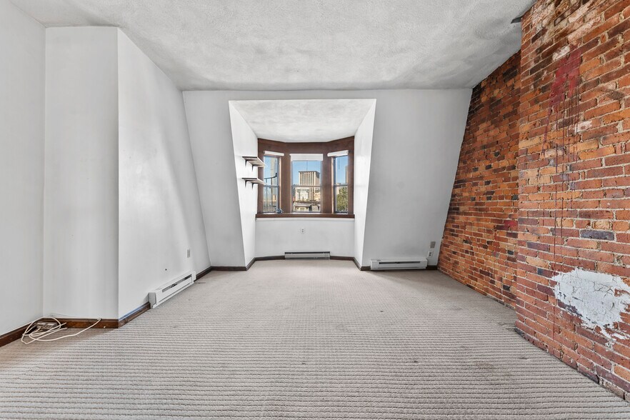 bedroom - 660 Tremont St