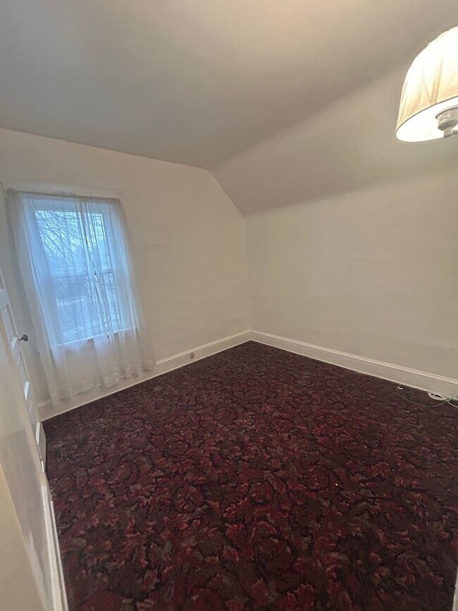 Building Photo - Charming 3-Bedroom Property in Prime Location