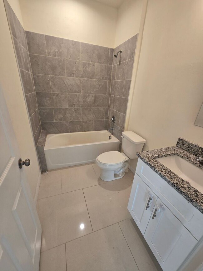 Building Photo - Great location, close to ST RD 82-Three bedroom/2 bathroom