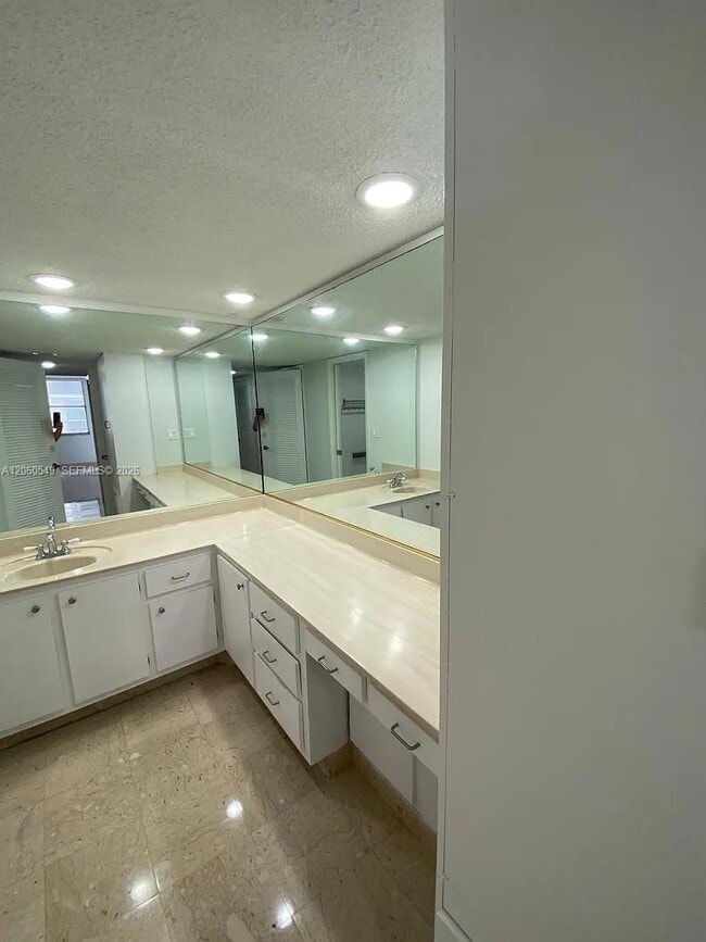 Building Photo - 6039 Collins Ave