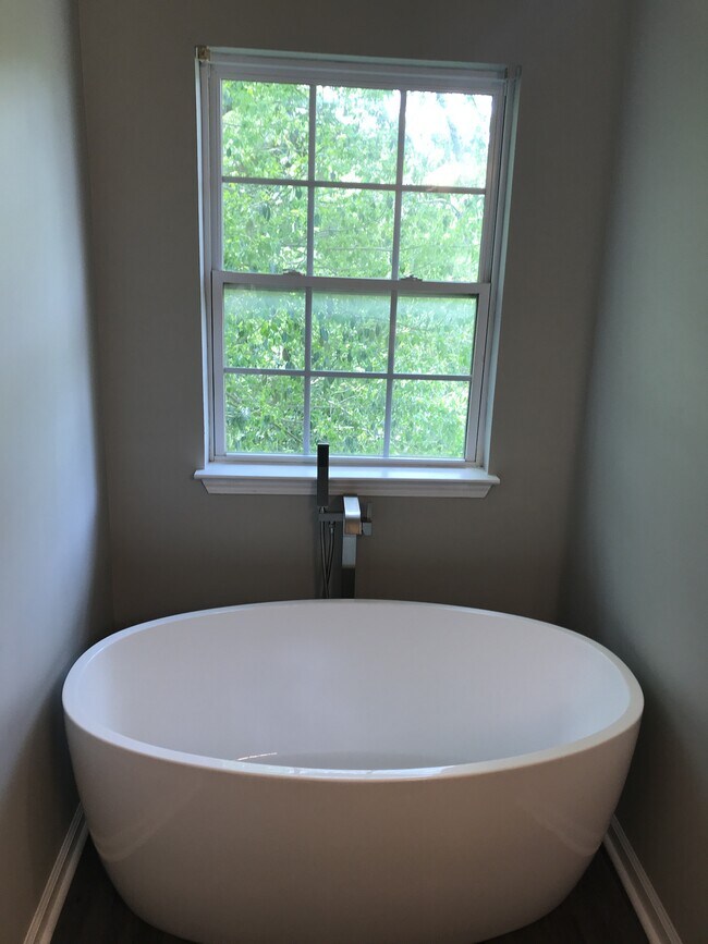 Building Photo - 1085 Garibaldi St SW