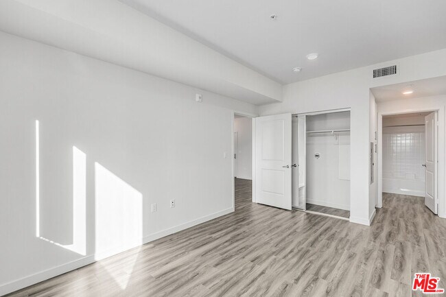 Building Photo - 3567 Chesapeake Ave