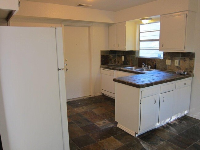 Building Photo - 2412 Village Walk