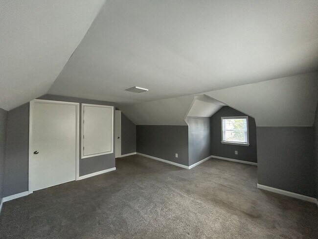 Building Photo - Spacious 3-Bedroom, 2-Bath House in South Euclid